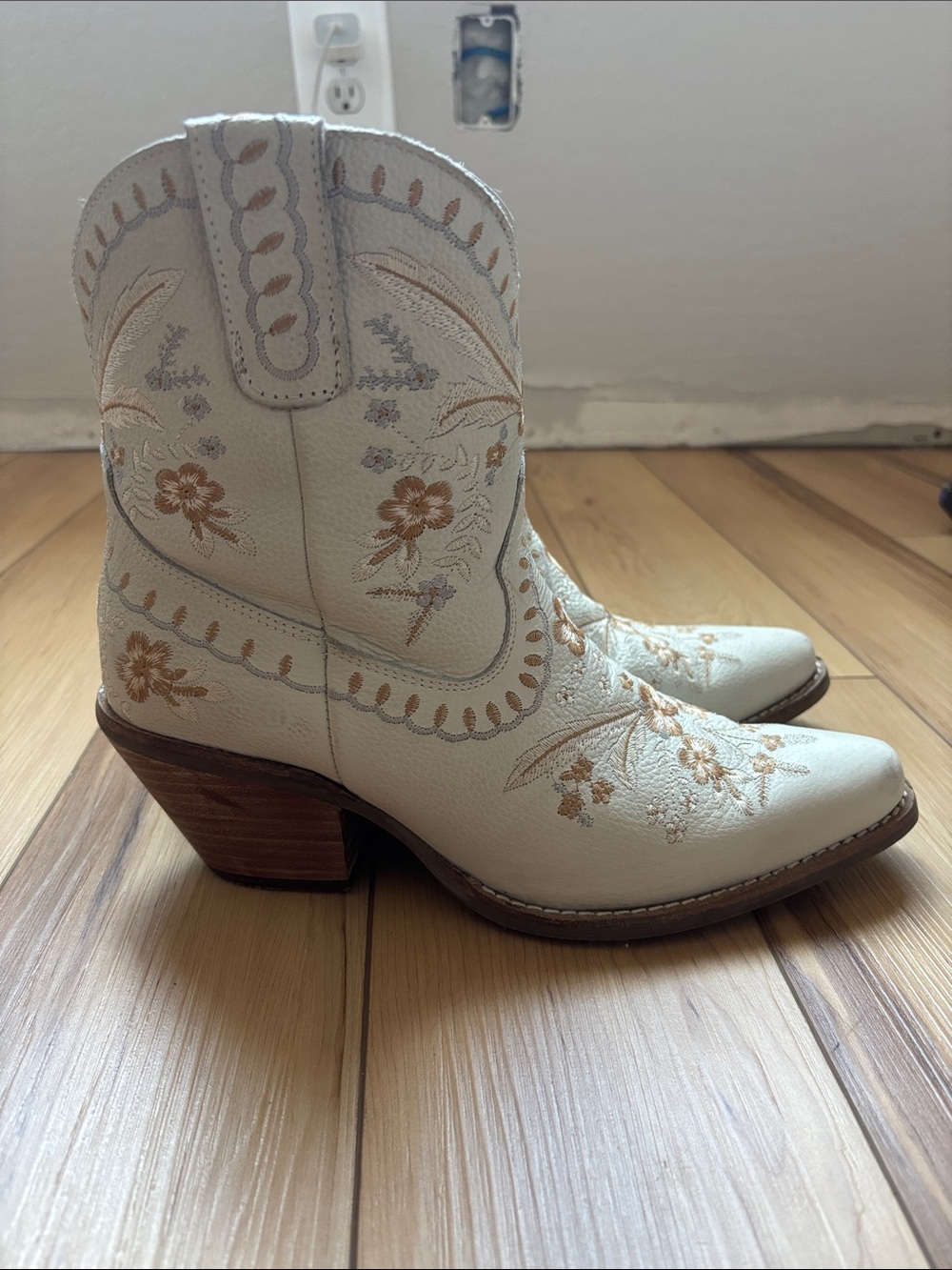 dingo Ivory Western Lace-Up Boots with Tan Embroidery - Picture 4 of 6